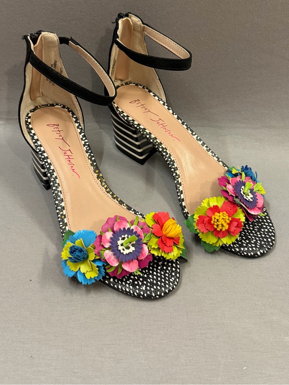 Betsey Johnson Black colorful Floral Applique Block Heel Sandals 6.5 NWOT whimsy